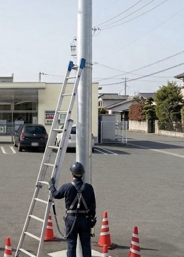 「数多くの電柱を支えてきたDNAが、今の私たちの現場にも流れています。防犯カメラの『見えない安心』を守るため、まずは土台となるポールを徹底的に下見する。」