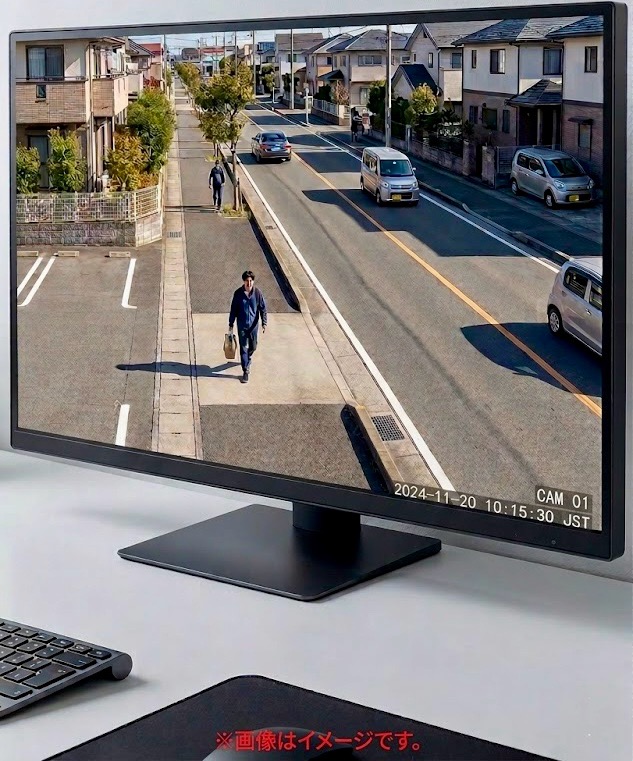 バックヤードのモニターに表示された店舗の防犯カメラ映像。施工クオリティにこだわった屋外カメラが、店舗駐車場を確実に監視しており、安定した運用の安心感を提供している様子。