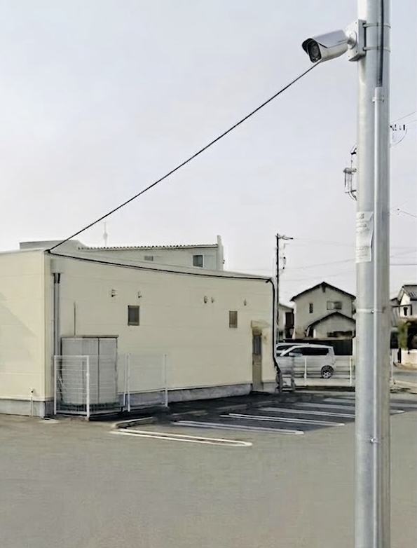 屋外防犯カメラで2年後、3年後に差が出る『見えない場所の防水・絶縁処理』が施された、きれいに張られた架空配線（融着テープ・ヤニ入りシュリンク施工）の様子。